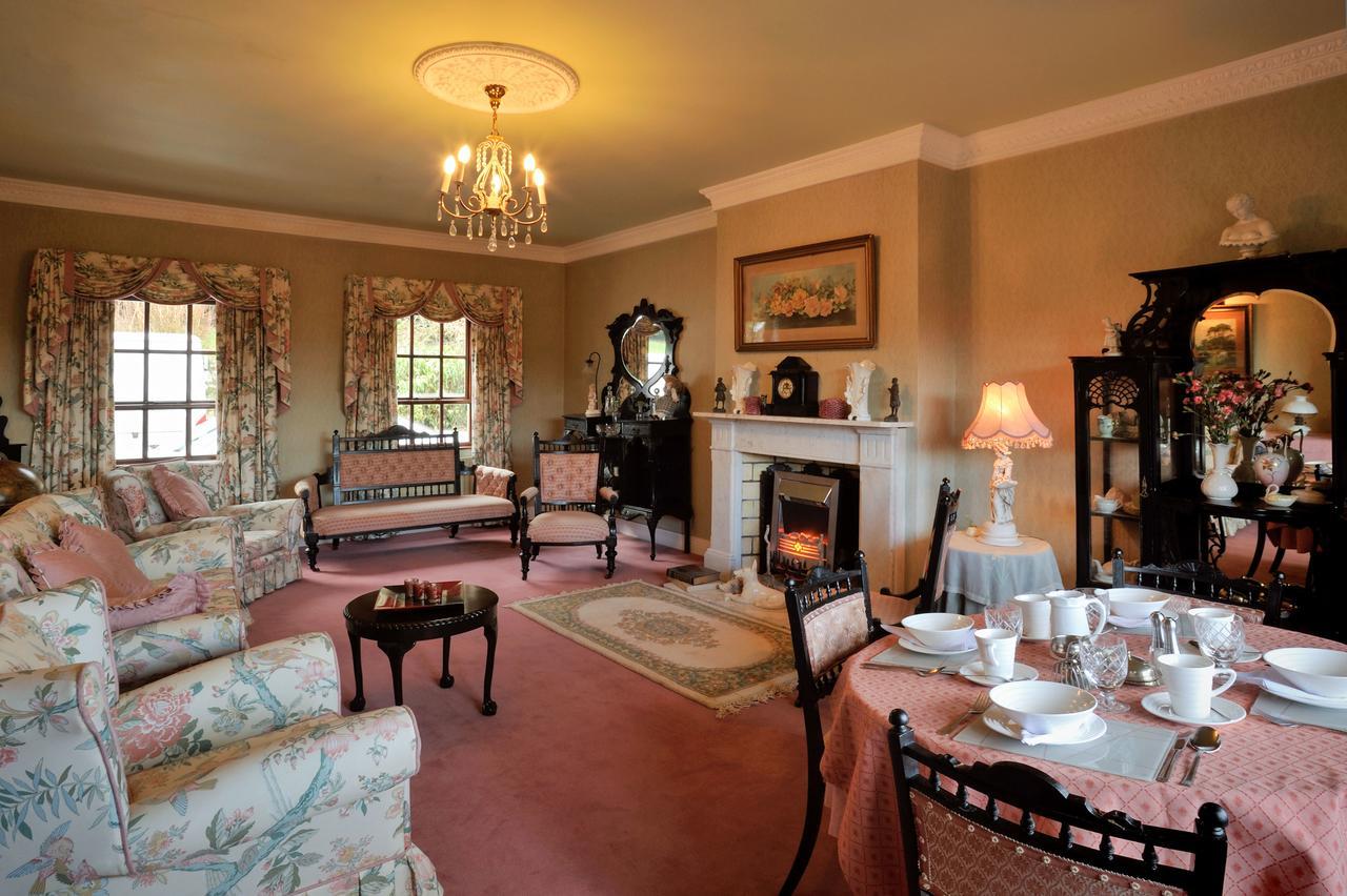 Pinewood Lodge Guest House โอมากห์ ภายนอก รูปภาพ